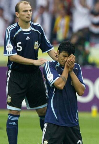 Cambiasso (de pie) y Lucho González, tras la eliminación.