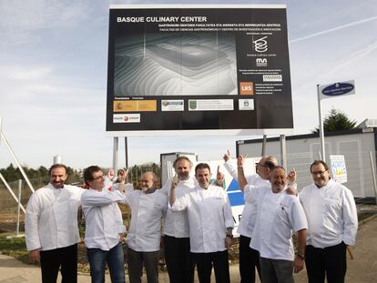 Destacados cocineros vascos durante la colocación de la primera piedra del Basque Culinary Center.