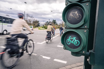 Varios ciclistas pedalean por un carril bici de Düsseldorf.