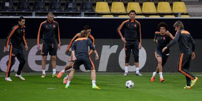 Los jugadores del Real Madrid durante el entrenamiento. 