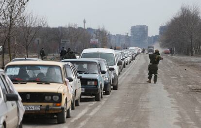 Una carretera llena de coches con evacuados que abandonan la sitiada ciudad portuaria sureña de Mariupol.