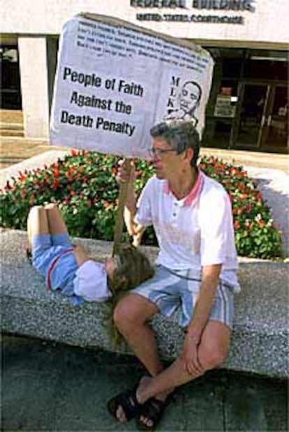 Un hombre protesta con su hija contra la ejecución de Garza, en Raleigh.