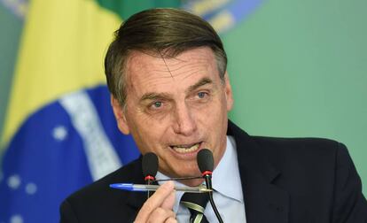 O presidente Jair Bolsonaro ao assinar o decreto sobre a posse de armas de fogo nesta terça-feira, em Brasília.