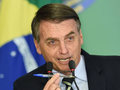 O presidente Jair Bolsonaro ao assinar o decreto sobre a posse de armas de fogo nesta terça-feira, em Brasília.