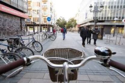 La bicicleta, llamada a ser uno de los modos de transporte urbanos del futuro, busca su sitio en ciudades que quieren ser cada vez más sostenibles, como Vitoria, donde la última regulación que afecta a la bici no ha escapado a la polémica.