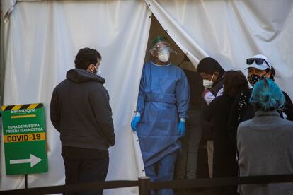 Personas hacen fila en un laboratorio privado para hacerse la prueba Covid-19 ante el repunte de casos hoy, en Ciudad de México (México).