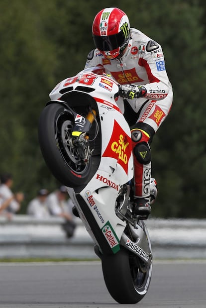 Simoncelli realiza un caballito tras la sesión de calificación del GP de la República Checa.