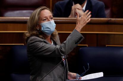 La vicepresidenta del Gobierno y ministra de Economía, Nadia Calviño durante la sesión de control al Gobierno en el Congreso este miércoles.