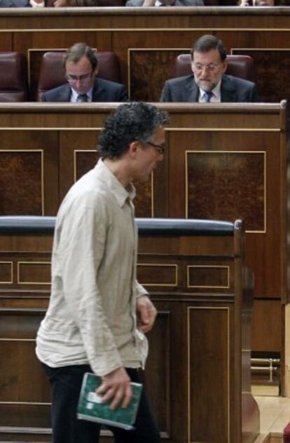 El diputado de Amaiur Mikel Errekondo pasa ante el esca?o de Rajoy.