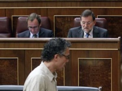 El diputado de Amaiur Mikel Errekondo pasa ante el escaño de Rajoy.