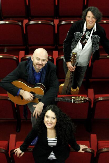 Nacho Mañó (izquierda), Lydia Rodríguez y Juan Luis Giménez, de Presuntos Implicados, en el cine Doré.