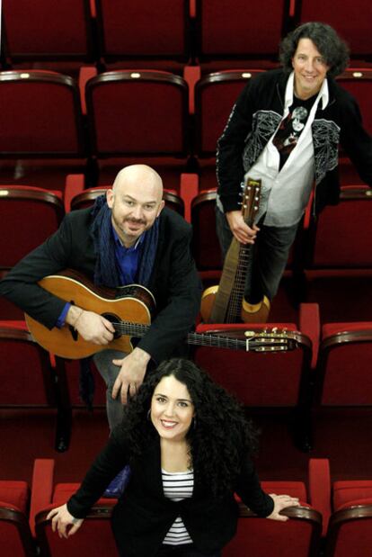 Nacho Mañó (izquierda), Lydia Rodríguez y Juan Luis Giménez, de Presuntos Implicados, en el  cine Doré.