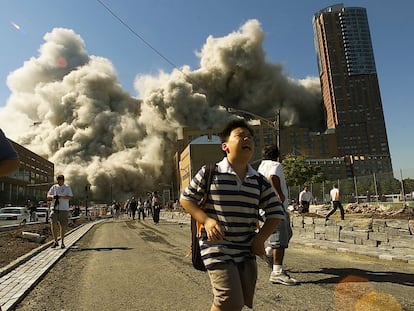 La gente huía cuando la Torre Norte del World Trade Center se derrumbaba después de que el avión secuestrado golpeara el edificio.