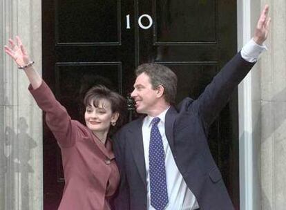 Tony y Cherie Blair, al llegar a Downing Street en mayo de 1997.