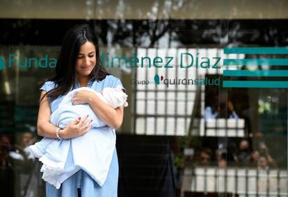 Begoña Villacís, a su salida del hospital tras dar a luz a su hija.