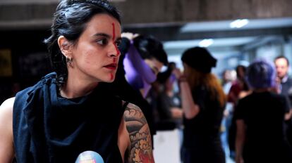 Luana Gurther, mujer, actriz y miembro del Núcleo de Cultura de Juntos!, apoya junto a sus compañeras la pre-candidatura de Sâmia a la Concejalía con una performance feminista. 