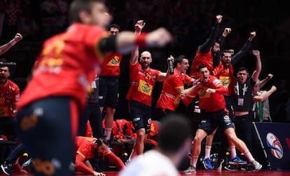 Los jugadores de la selección española de balonmano celebran la victoria ante Croacia.