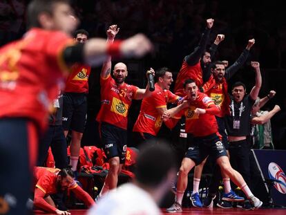 Los jugadores de la selección española de balonmano celebran la victoria ante Croacia.