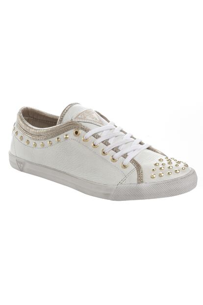 Zapatillas con detalle de tachuelas de Guess (c.p.v).