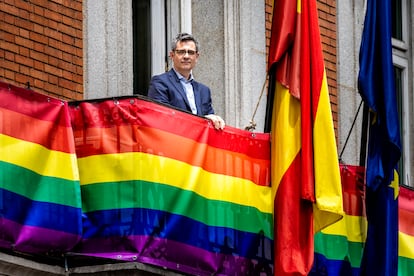 Félix Bolaños, en la sede del ministerio, con una bandera LGTBI.