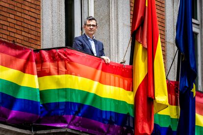 Félix Bolaños, en la sede del ministerio, con una bandera LGTBI.