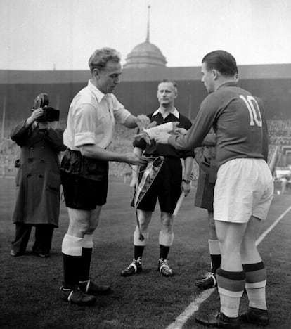 Wright y Puskas, antes del partido.