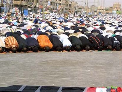 Rezo colectivo en memoria de las víctimas de la estampida, ayer en Bagdad.