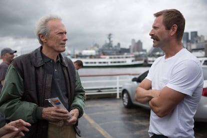 Eastwood y Eckhart durante el rodaje de 'Sully'.