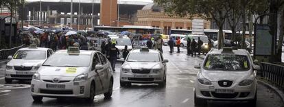 Taxistas de Madrid, se manifiestan en una marcha entre la glorieta de Atocha hasta la plaza de Cibeles, para expresar su rechazo a la entrada en servicio en la capital de Uber.