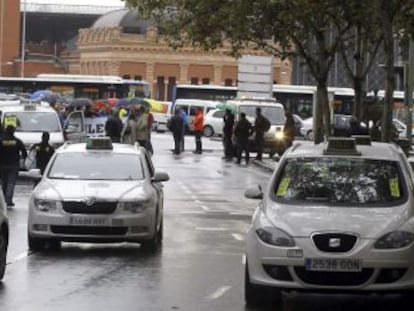 Taxistas de Madrid, se manifiestan en una marcha entre la glorieta de Atocha hasta la plaza de Cibeles, para expresar su rechazo a la entrada en servicio en la capital de Uber.
