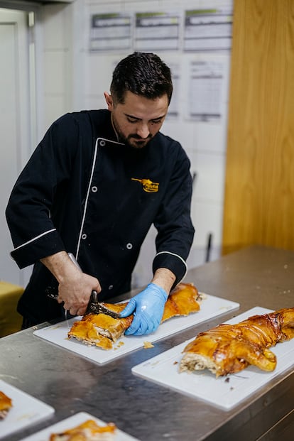 Cortando el cochinillo para servirlo en el restaurante.