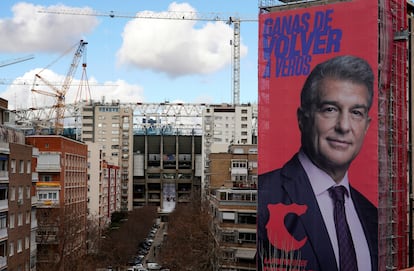 Lona gigante de la candidatura de Joan Laporta a la presidencia del Barça junto al Santiago Bernabéu.