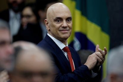 El juez Moraes, que firma la solicitud de extradición de 63 bolsonaristas, el mes pasado en una ceremonia del poder judicial, en Brasilia.