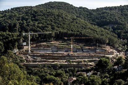 Obras de construcción en los jardines de Sa Riera de Begur.