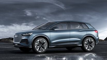 La familia SUV de Audi se ampliará en 2020 con otra propuesta de naturaleza 100% eléctrica y situado entre los Q3 y Q5. Su estilo es algo más deportivo que el de sus hermanos con motor de combustión, gracias a una silueta de inspiración cupé. Utiliza un sistema de propulsión formado por dos motores, uno acoplado en cada eje, que desarrollan una potencia conjunta de 306 CV, con los que acelera de 0 a 100 km/h en 6,3 segundos. Una batería de 82 kWh suministra energía suficiente como para recorrer hasta 450 kilómetros por carga.