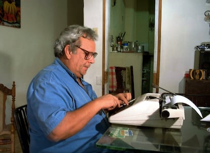 El periodista Raúl Rivero, en La Habana (Cuba), en 1999.