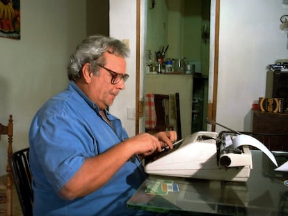 El periodista Raúl Rivero, en La Habana (Cuba), en 1999.