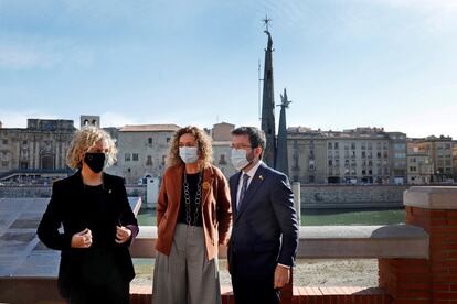 Ester Capella (centro), Pere Aragonès y Meritxell Roige, en el Paseo del Ebro ante el monumento franquista, este viernes.