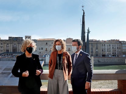 Ester Capella (centro), Pere Aragonès y Meritxell Roige, en el Paseo del Ebro ante el monumento franquista, este viernes.