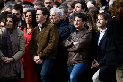 Manuel Valls (derecha) junto a Albert Rivera en la manifestación en Colón.