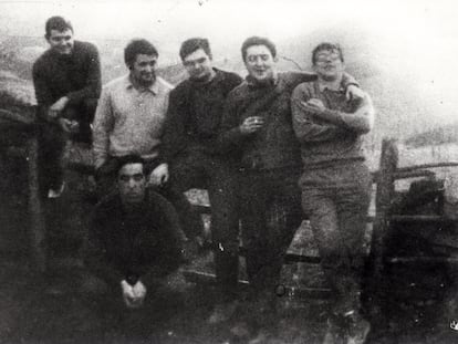 Imagen de varios de los miembros de ETA que serían juzgados en el proceso de Burgos de diciembre de 1970, en una foto de 1968, en el Biltzar Ttipia De Dima (Vizcaya), cuando se encontraban en la clandestinidad. De izquierda a derecha de pie: Xabier Izko de la Iglesia "Txikerra", Mikel Etxeberria "Makagüen", Mario Onaindia, Gregorio López Irasuegi "Javi", Eduardo Uriarte "Teo", y, agachado, Jon Etxabe.