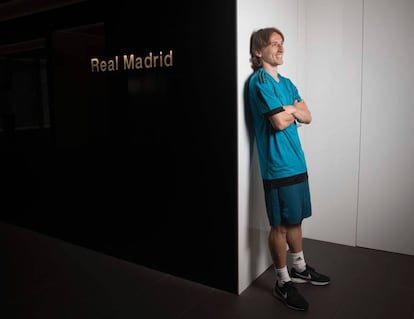 Luka Modric sonríe durante la sesión de fotos después de la entrevista.