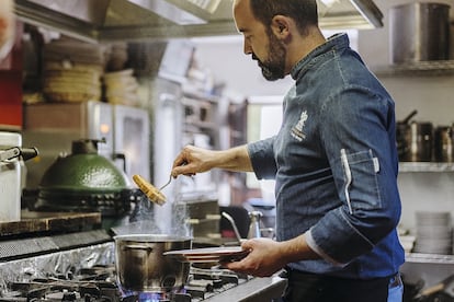 El chef Samuel Moreno en su restaurante Molino de Alcuneza.