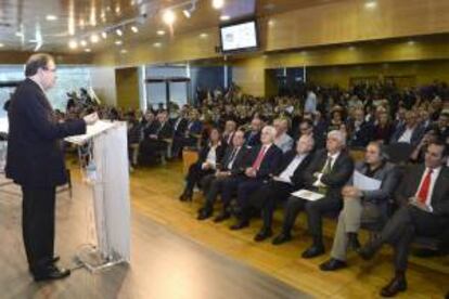 El presidente de la Junta de Castilla y León, Juan Vicente Herrera (i), durante su intervención esta mañana en la presentación de la Red de Protección a las Familias Afectadas por la Crisis, novedosa entre las autonomías españolas en cuanto a dotación económica, dimensión, características y agentes implicados, cuyo objetivo último es la inserción laboral de sus integrantes.