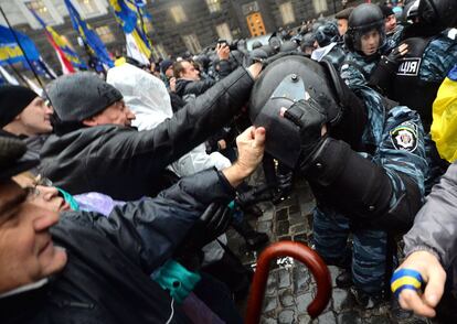 Enfrentamientos entre manifestantes y policías en el exterior de la sede del Gobierno ucraniano, 25 de noviembre de 2013.