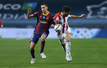 Busquets y Raúl García luchan por el balón en el Barcelona (2)-Athletic de Bilbao (3), en la final de la Supercopa de España en el estadio de La Cartuja de Sevilla, en 2021. 