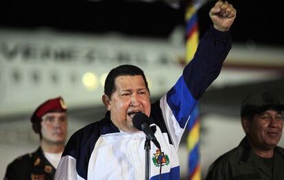 Chavez levanta el puño mientras comparece tras bajar del avión.
