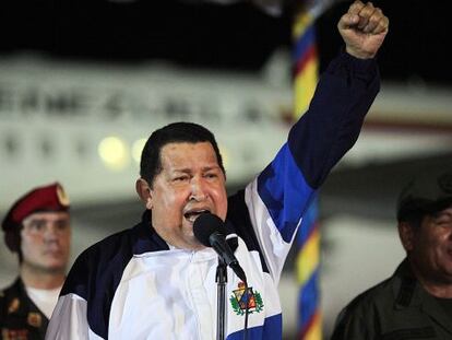 Chavez levanta el puño mientras comparece tras bajar del avión.