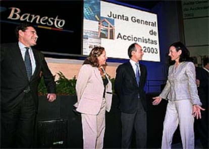 Ana Patricia Botín (a la derecha) saluda a los nuevos consejeros Isabel de Polanco y Rafael del Pino en presencia de Matías Rodríguez Inciarte (a la izquierda).