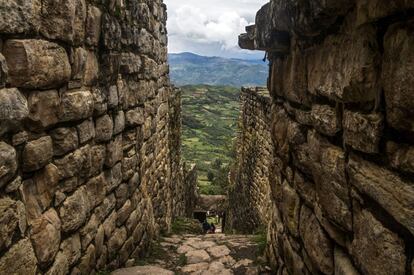 Vista de Kuelap, ciudadela fortificada construida por los chachapoyas en la región amazónica del norte de Perú. Se ha ignaugurado un teleférico que facilitan la llegada a estas ruinas pre-incas, el más desconocido de los grandes complejos arqueológicos peruanos.